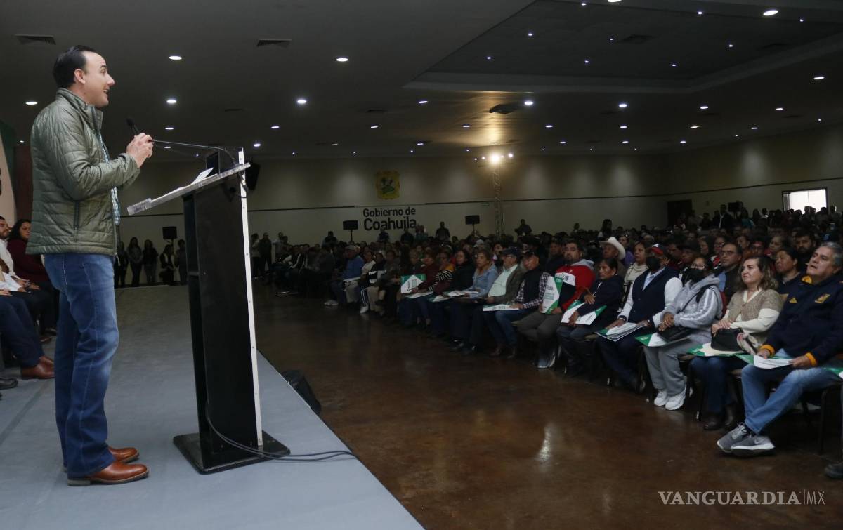 $!El gobernador Manolo Jiménez Salinas destacó la importancia de la entrega de escrituras como garantía de seguridad y estabilidad para las familias de Coahuila.