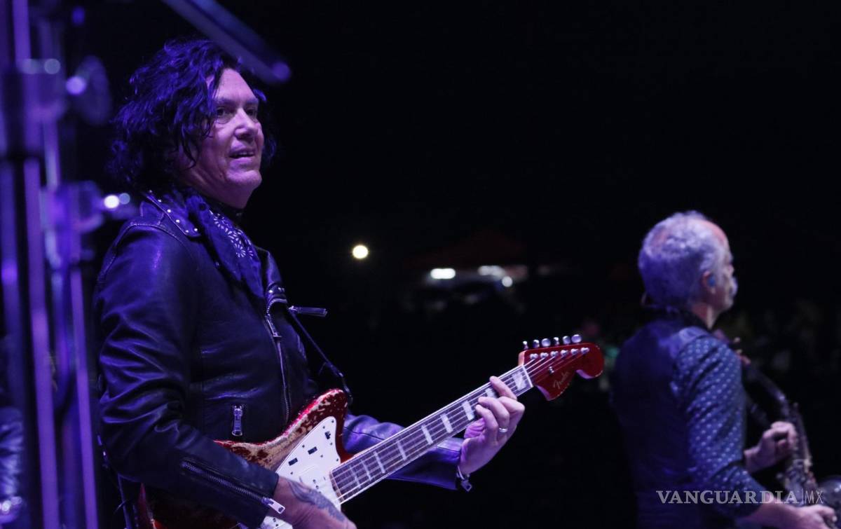 $!Saúl Hernández encabezó a la banda, agradeciendo la presencia de sus fans.