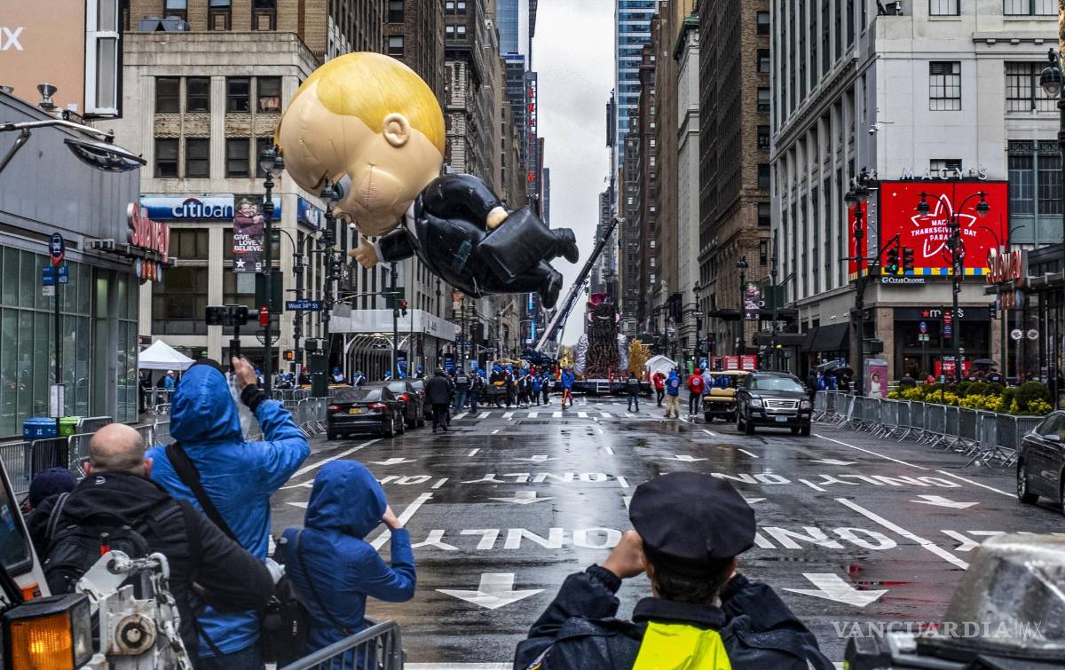 $!El globo Boss Baby se ve desde la distancia durante un desfile del Día de Acción de Gracias de Macy’s modificado por la pandemia en Nueva York. AP/Craig Ruttle