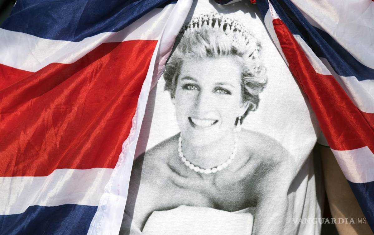 $!Desde su muerte, los homenajes a la princesa Diana de Gales se suceden a las puertas del Palacio de Kensington en Londres.