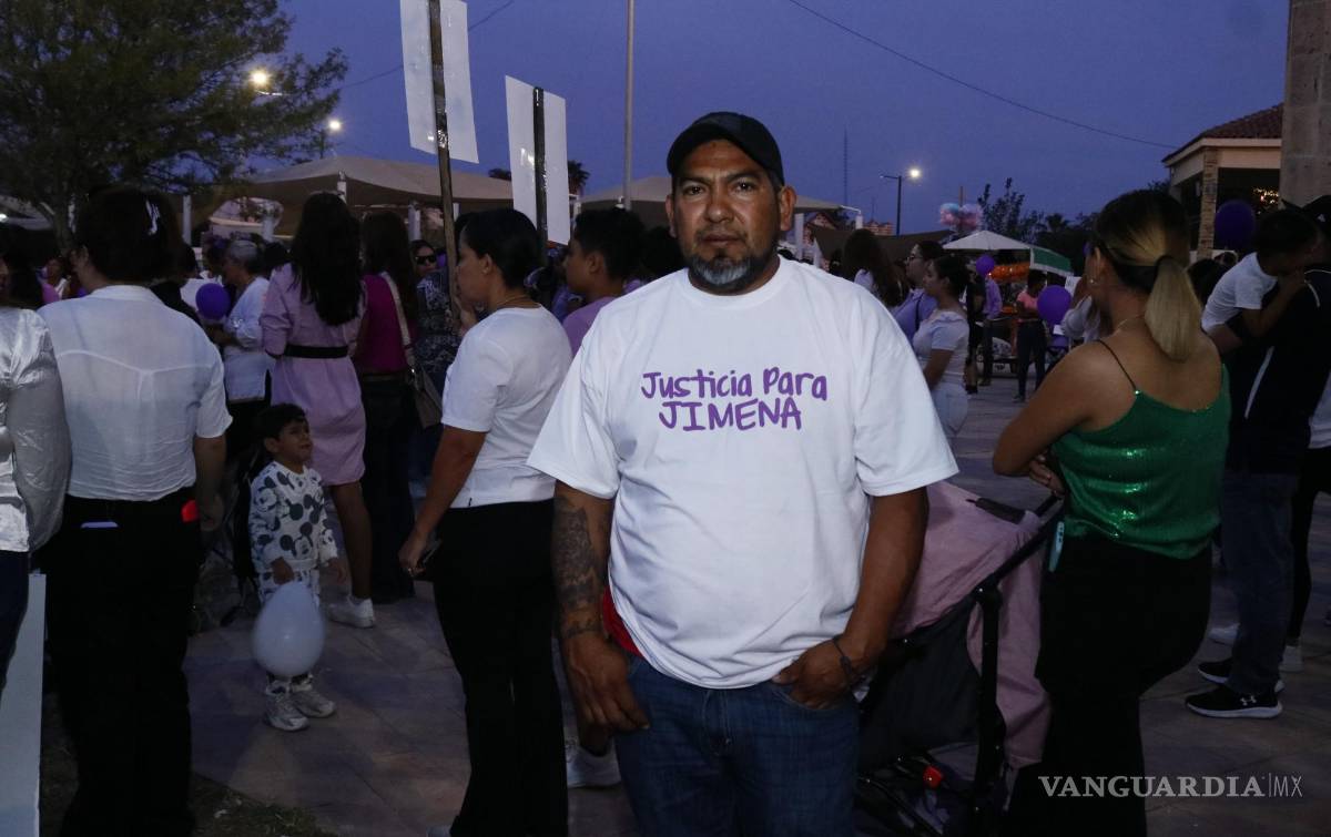 $!Jorge, el padre de Jimena en la marcha para condenar el feminicidio de su hija en Sabinas. La recuerda como una hija hermosa.