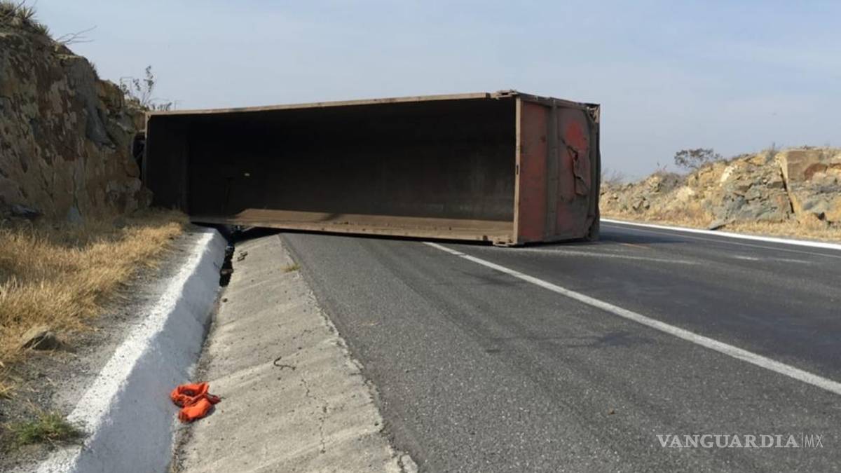 Trailero se salva al volcar en la carretera Saltillo-Monclova