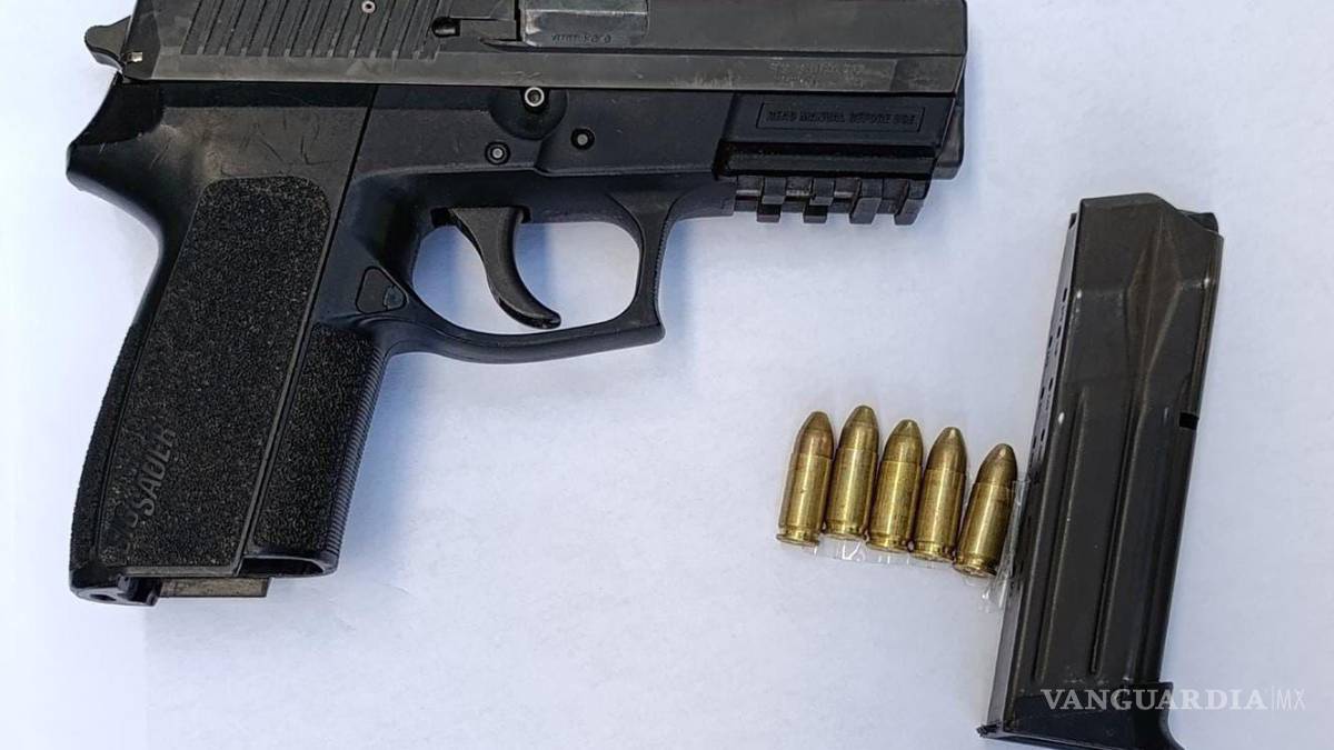 Detienen a 7 personas; 3 de ellos, adolescentes, en posesión de armas y drogas, en Nuevo León