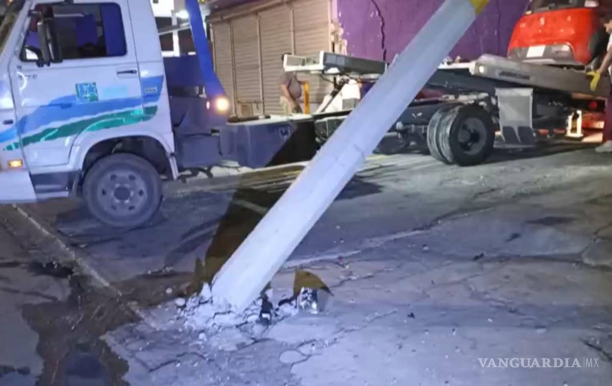 $!El poste de concreto fue derribado por la fuerza del impacto, lo que obligó a las autoridades a asegurar el área durante las maniobras.