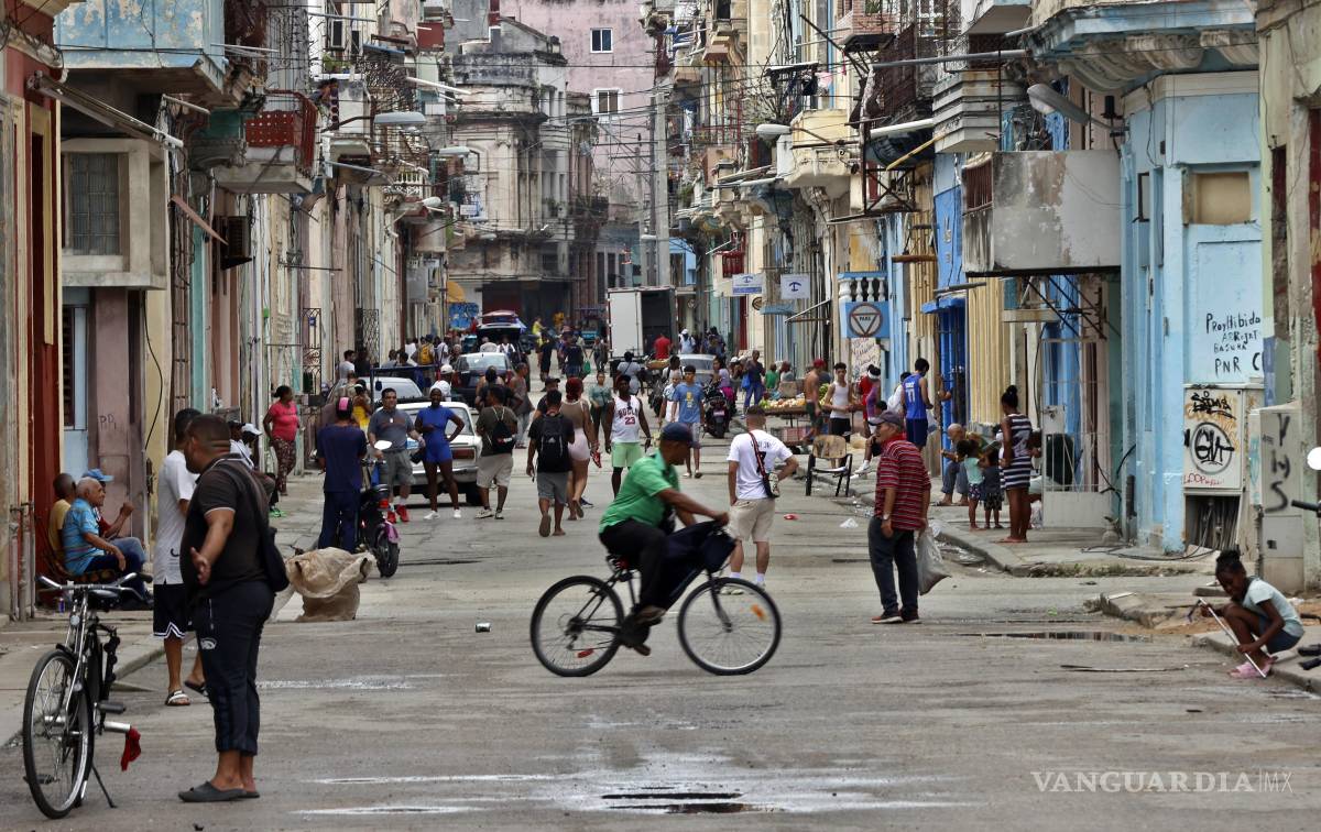 $!Vista de varias personas caminan en una calle en La Habana, Cuba.