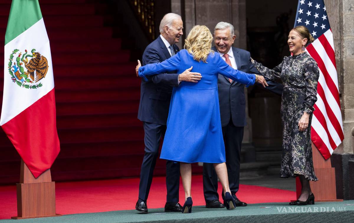 $!La primera dama, Jill Biden, abre los brazos para abrazar al presidente de México, Andrés Manuel López Obrador, a su esposa Beatriz Gutiérrez Müller, y al presidente Joe Biden durante una ceremonia de llegada al Palacio Nacional en la Ciudad de México, el 9 de enero de 2023.