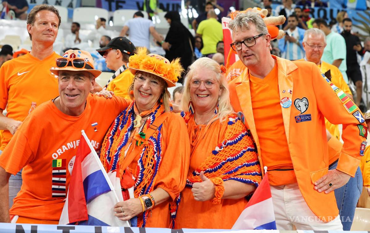 $!Aficionados neerlandeses previo al arranque del partido.