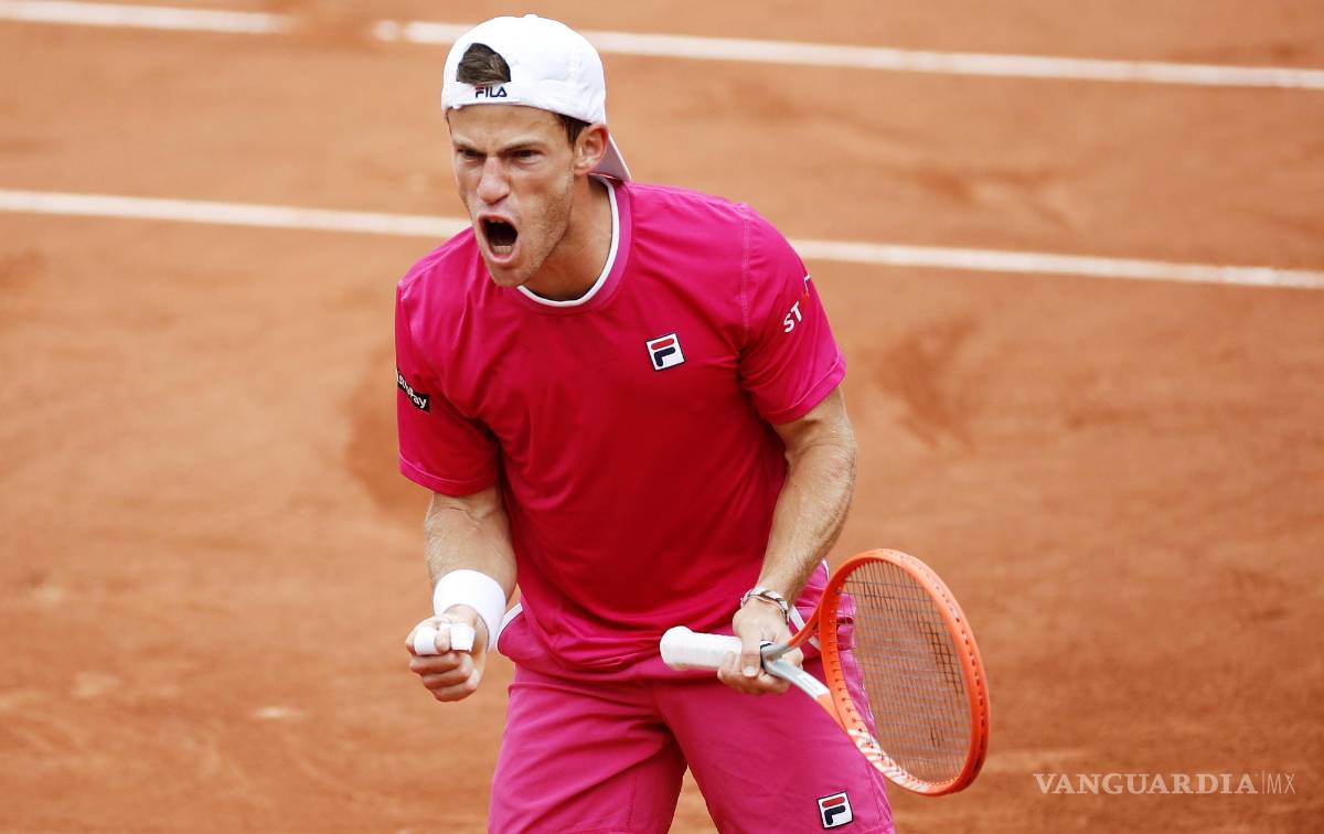 $!El argentino Diego Schwartzman golpea un revés en el partido de la tercera ronda masculina contra el búlgaro Grigor Dimitrov en Roland Garros en París, Francia.