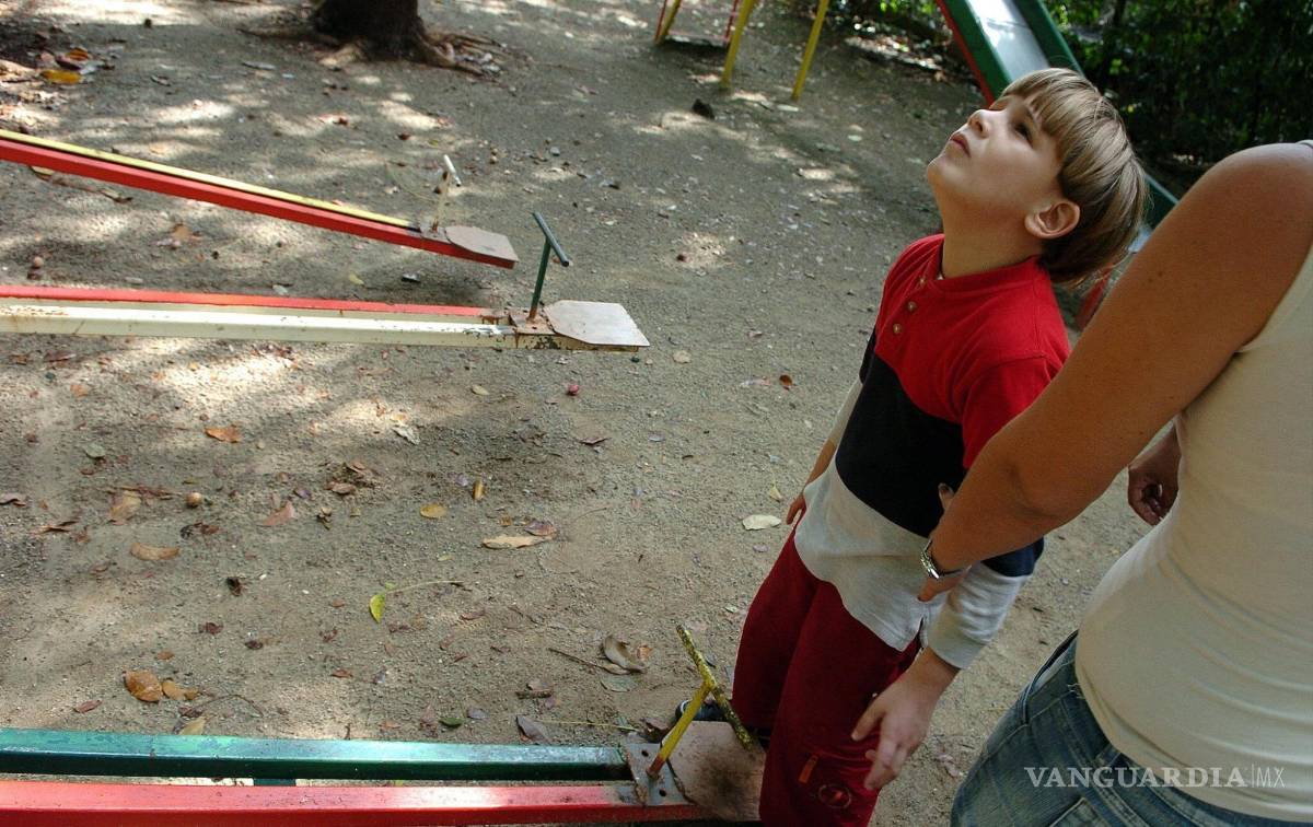$!Un niño autista cubano juega en el parque.
