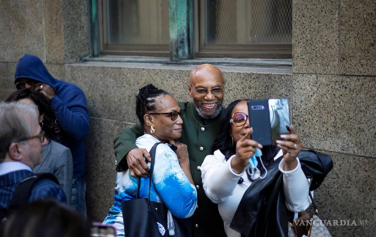 $!Muhammad A. Aziz (2-R), quien pasó 20 años en prisión luego de haber sido condenado injustamente por el asesinato en 1965 del líder de los derechos civiles Malcolm X, sonríe al salir de la Corte Suprema del Estado de Nueva York luego de ser oficialmente exonerado por el crimen durante una audiencia en Nueva York. EFE/EPA/Justin Lane
