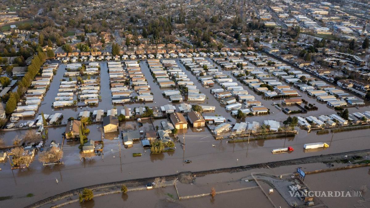 ‘Estamos atrapados aquí’; lluvias, aludes y socavones azotan a California