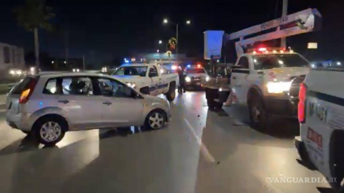 Se estrella contra una grúa que abanderaba trabajos sobre bulevar Fundadores en Saltillo