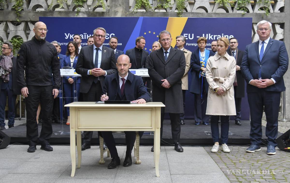 $!El ministro de Asuntos Exteriores francés, Jean-Noël Barrot, firma la declaración con la que creará un tribunal para juzgar a los responsables de la invasión rusa a Ucrania.