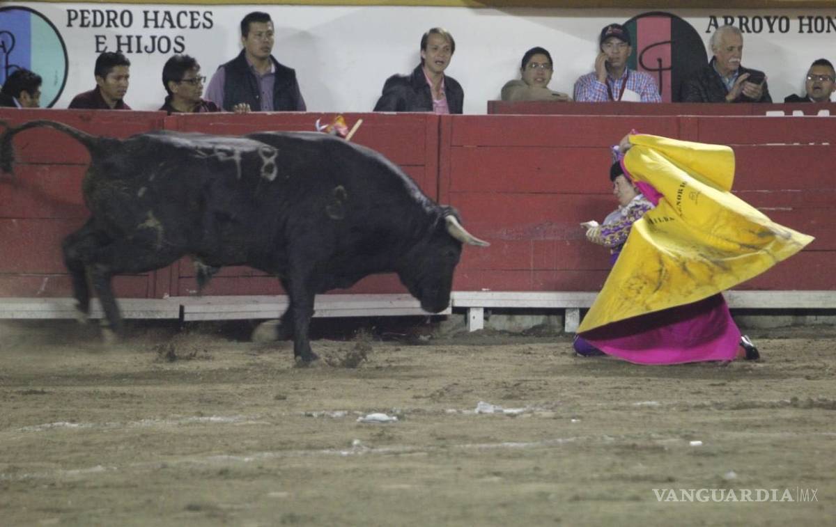 $!Toro le destroza la mandíbula a Hilda Tenorio