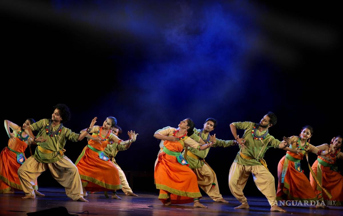 $!Bailarines se presentan bajo el tema ‘Paz mundial’ en el programa de celebración del Día Mundial de la Danza en un centro cultural en Calcuta, India oriental.