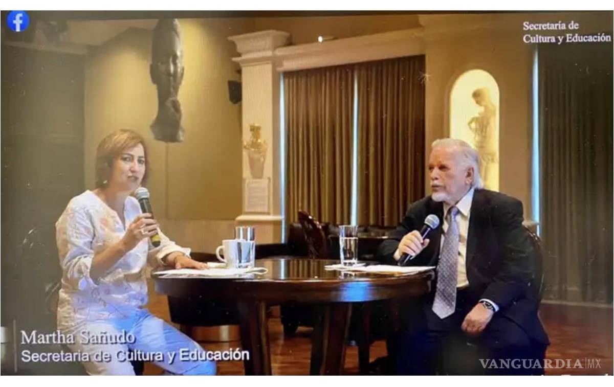 $!La secretaria de Cultura de SPGG, Martha Sañudo, entrevistando a Gustavo en agosto de 2020 en el salón que fue clausurado en Sept. 2021.