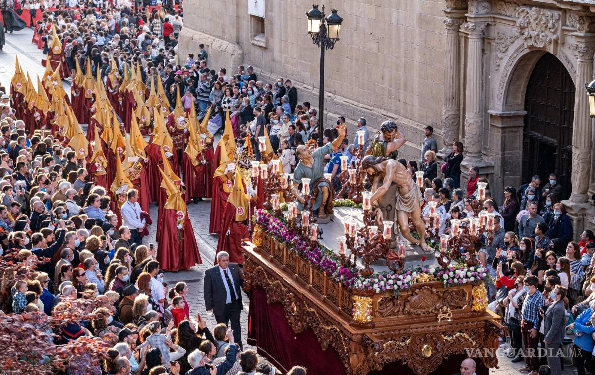 $!La Cofradía de La Flagelación de Jesús en la procesión del Santo Entierro en Logroño, España. EFE/Abel Alonso