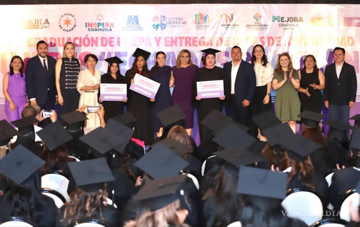 $!Alumnas de distintos municipios de Coahuila recibieron sus certificados de preparatoria este año.