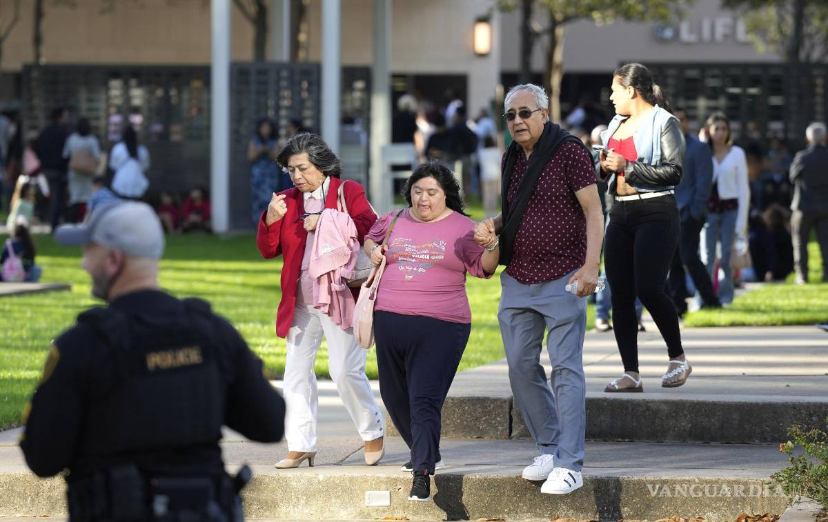 $!Los feligreses fueron desalojados por la policía, luego del incidente.