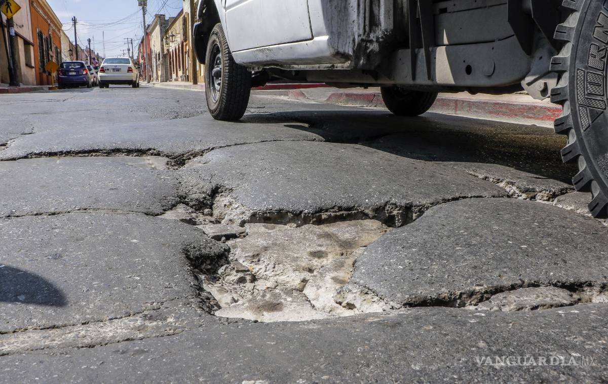 $!El tormento de circular entre parches y baches en el Centro de Saltillo