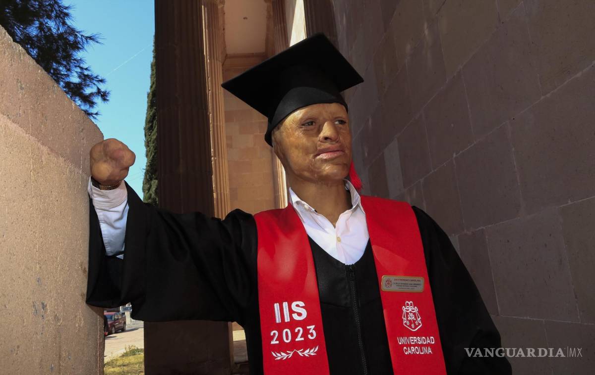 $!A Juan Armando Castillo, ingeniero industrial y de sistemas, le niegan darle trabajo porque no cuentan con los dedos de las manos.