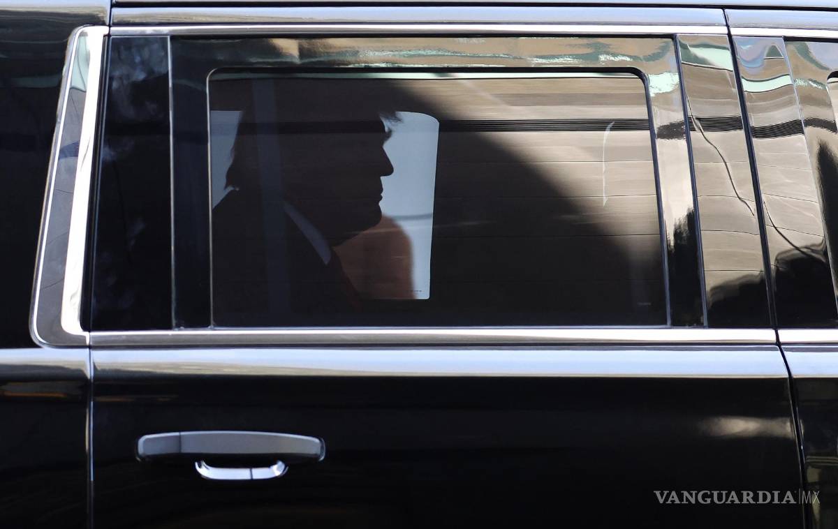 $!Trump abordó un vehículo oscuro de los servicios secretos con camino a el aeropuerto LaGuardia en Queens.