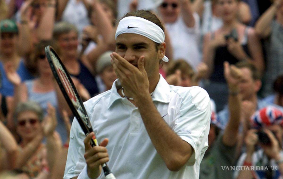 $!Roger Federer celebra después de ganar su partido de la cuarta ronda contra el Pete Sampras en Wimbledon el lunes 02 de julio de 2001.
