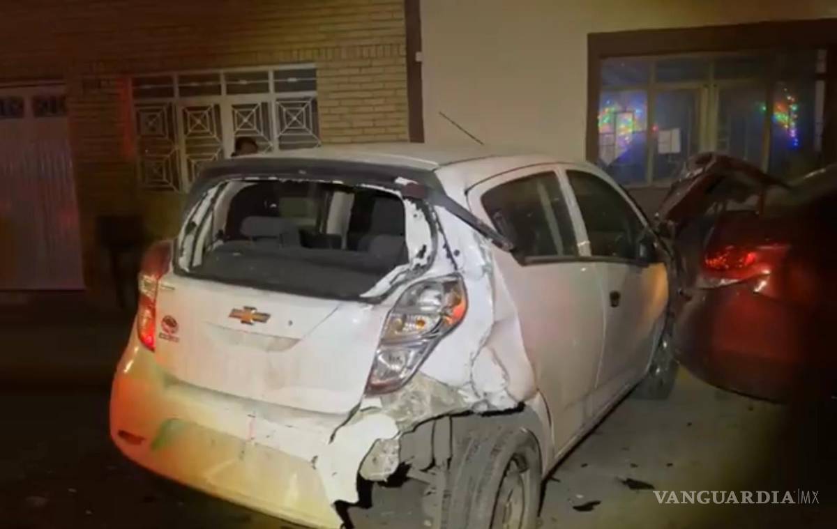 $!Durante la marcha, impactó a un vehículo que se encontraba estacionado, que a su vez proyectó contra otros dos automóviles estacionados.