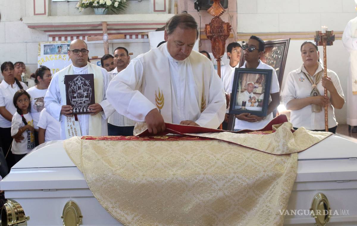 $!Despiden con mariachi al sacerdote exorcista de la Diócesis de Saltillo