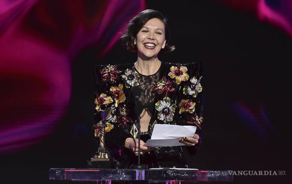 $!Maggie Gyllenhaal acepta el premio a la mejor dirección por “La hija perdida” en la 37ª edición de los premios Film Independent Spirit. AP/Jordan Strauss/Invision