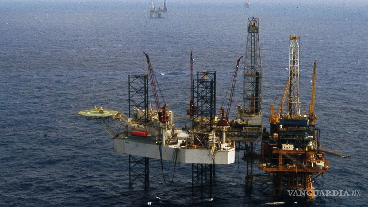 Suben 310% ataques piratas a las plataformas de Pemex... ¡se roban hasta helipuertos!