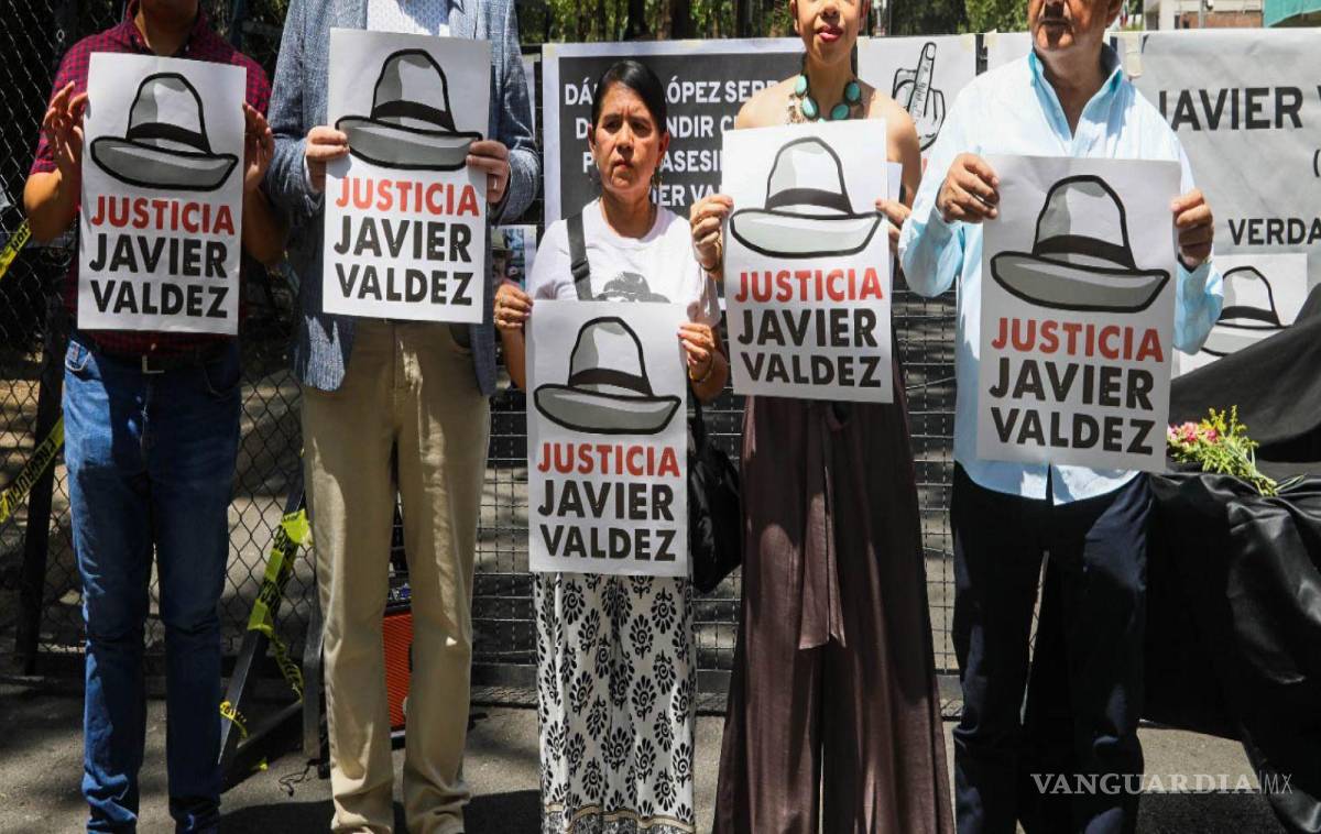 $!A 8 años del asesinato del periodista Javier Valdez, integrantes de Artículo 19 y algunos periodistas se manifiesta en las inmediaciones de la embajada de EU.