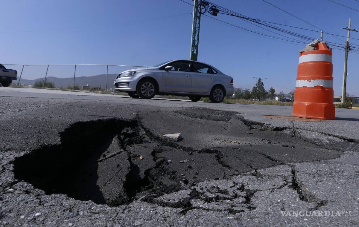$!Baches en el bulevar Salto del Agua, advertencia para conductores.