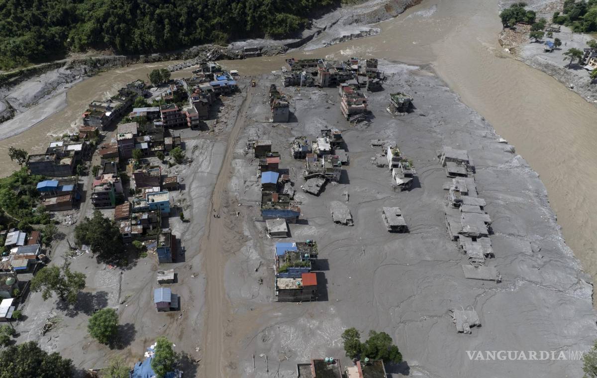 $!Vista aérea de viviendas dañadas en la localidad de Delight tras una inundación repentina, en el distrito de Nuwakot, Nepal, el 27 de agosto de 2026.