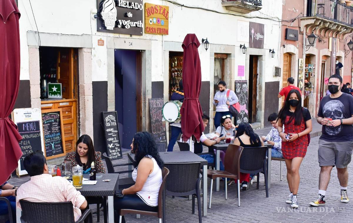 $!Decenas de personas disfrutan en el centro histórico durante el Festival Internacional Cervantino en Guanajuato (México).
