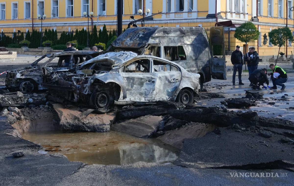 $!Se ven autos dañados en la escena del bombardeo ruso, en Kiev, Ucrania.