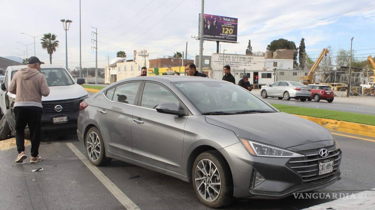 Auto se descontrola y provoca choque con camioneta en carretera Sal-Mon; hay 1 lesionado