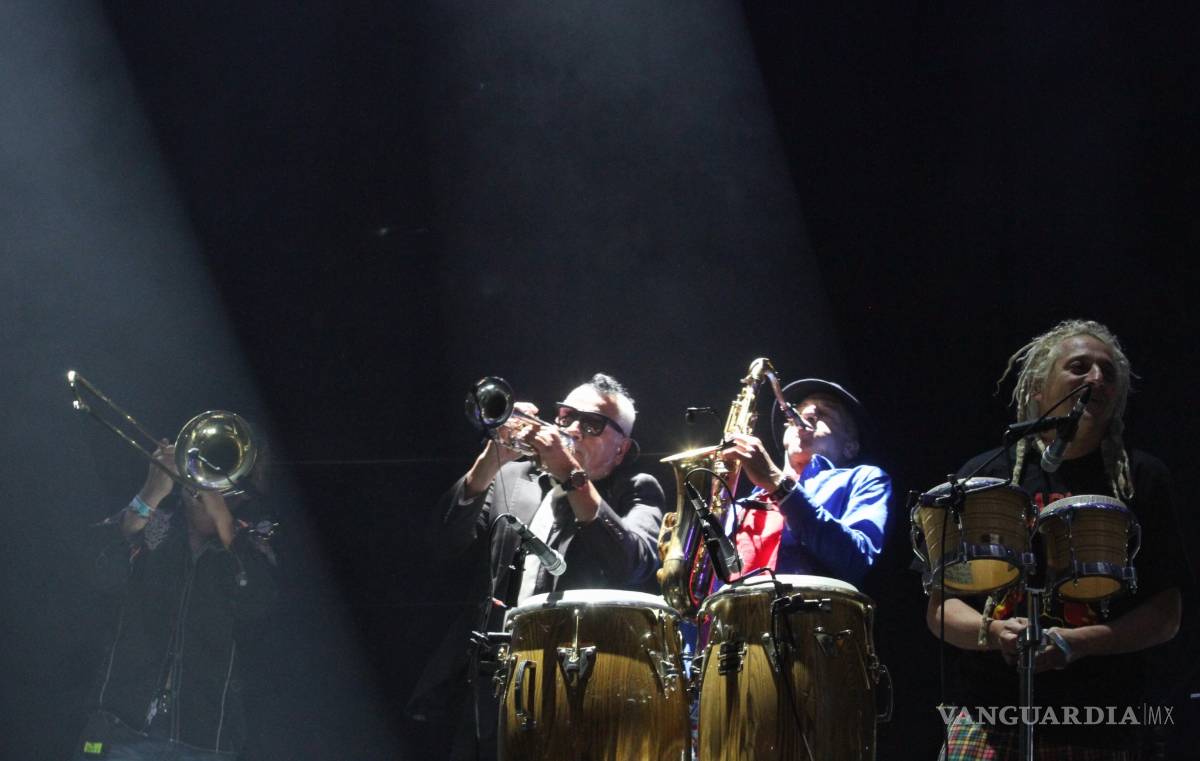 $!Los Auténticos Decadentes cierran con fiesta primer día del Vive Latino