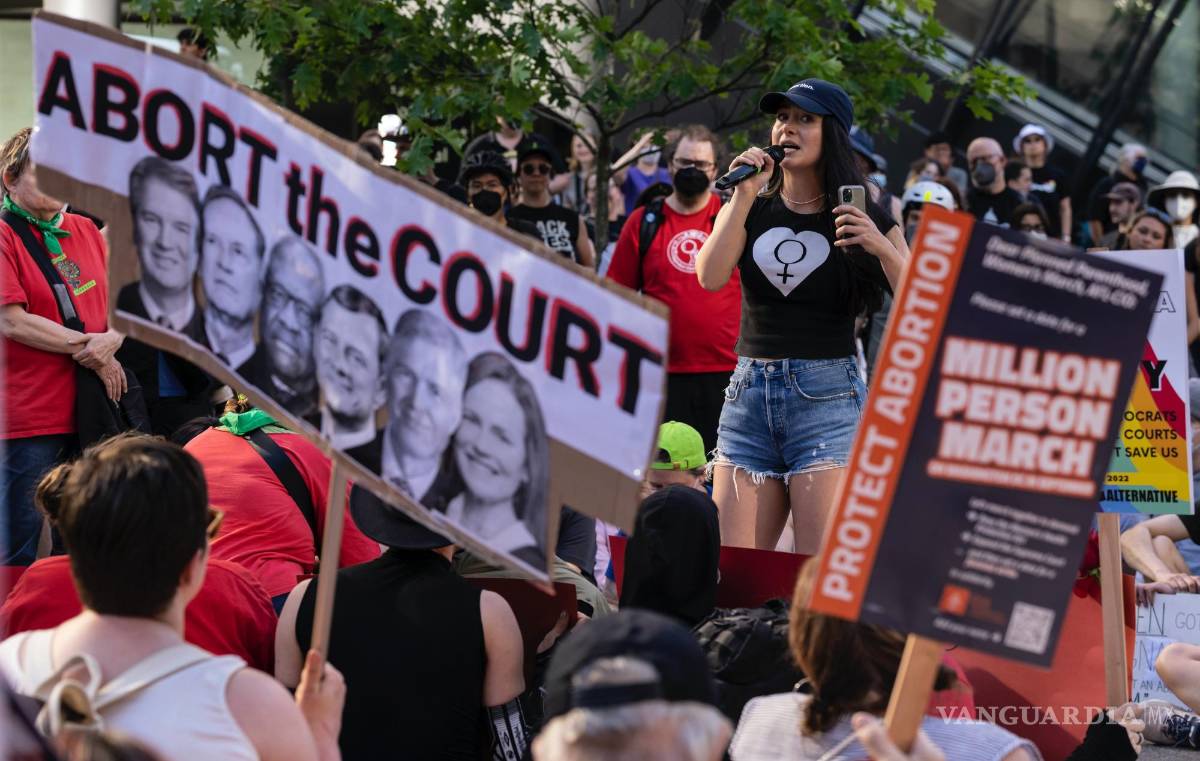 $!Yasaman Zia habla en apoyo del derecho al aborto durante una protesta frente al Edificio Federal Jackson en Seattle.