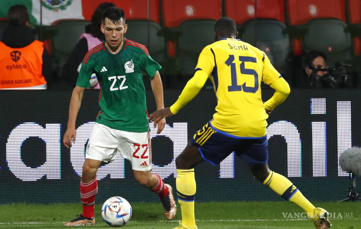 $!Hirving Lozano de México (i) controla el balón contre Ken Sema de Suecia en el partido amistoso entre México y Suecia en Girona, España.