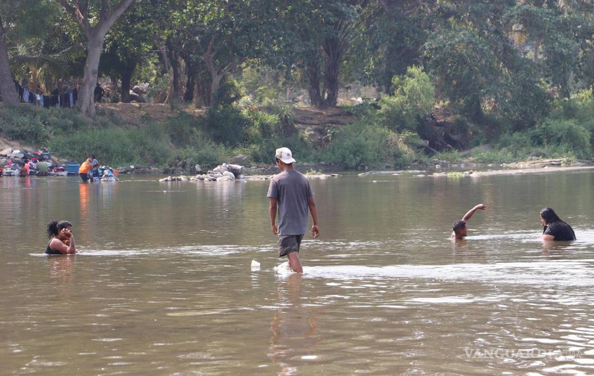 $!Migrantes nadan en el Río Suchiate, antes de cruzarlo, este miércoles en el municipio de Ciudad Hidalgo en Chiapas (México).