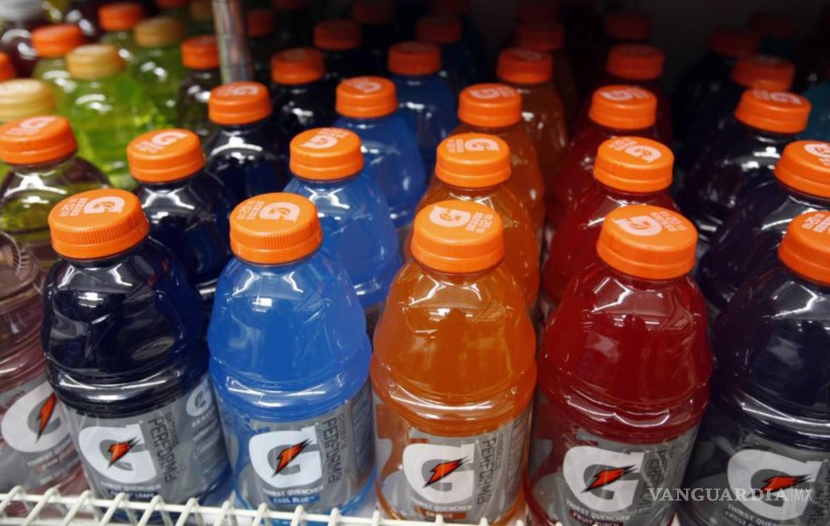 $!En esta foto de archivo del 6 de octubre de 2010, se muestran botellas de Gatorade en una tienda de comestibles en Palo Alto, California.