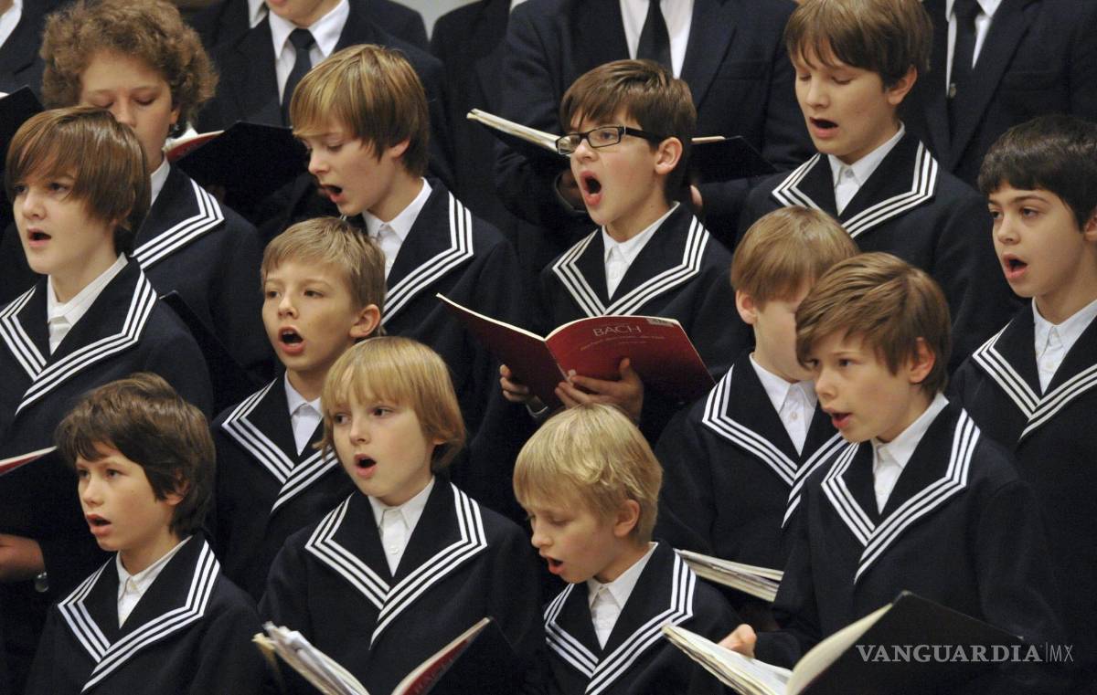 $!Niños del coro Thomanerchor en la iglesia de Santo Tomás en Leipzig, Alemania, en enero de 2012, por el octavo centenario del coro, fundado en 1212.