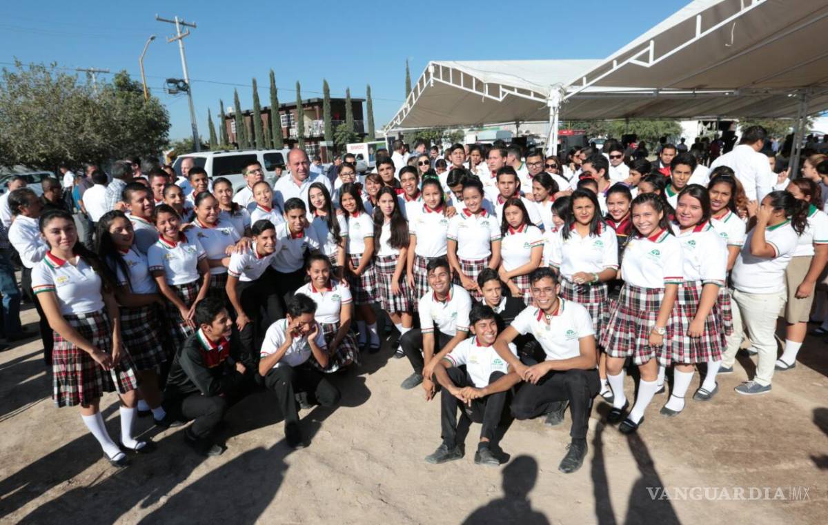$!Coloca Rubén Moreira primera piedra de un centro de bachillerato