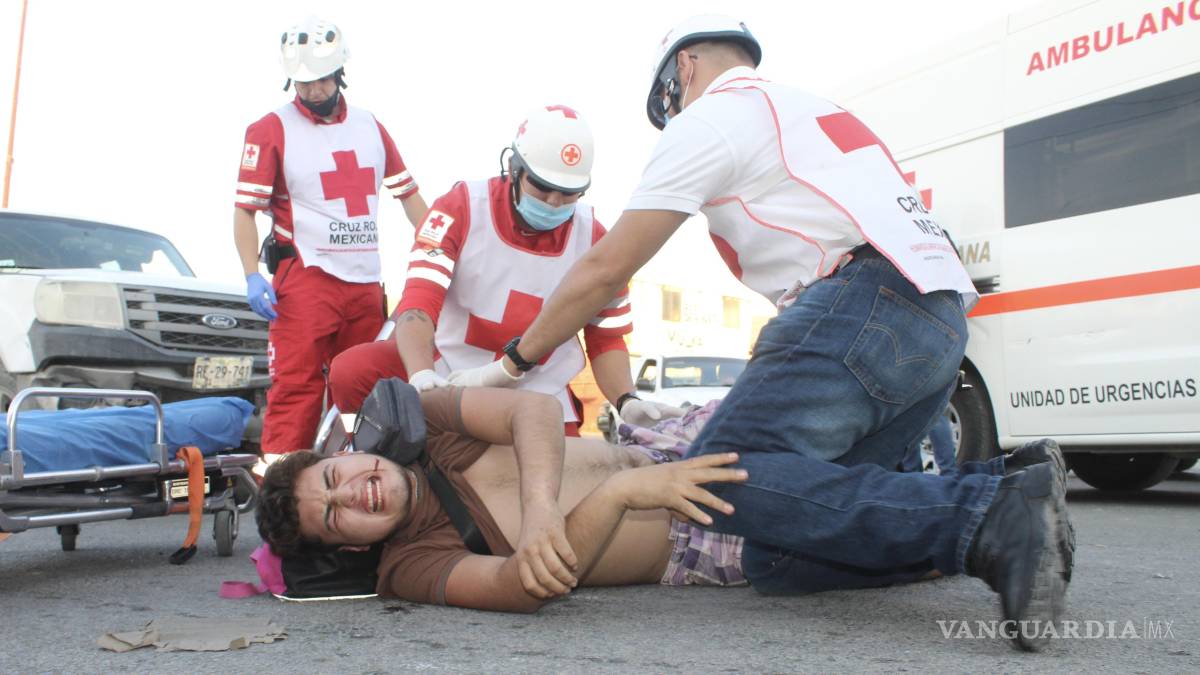Camioneta le quita el paso a motociclista y lo manda al Hospital General de Saltillo