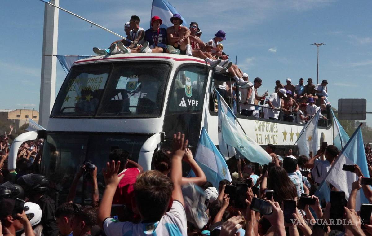 $!Los jugadores de la selección argentina en una caravana hoy, celebrando la victoria en el Mundial de Qatar 2022 por una calle de Buenos Aires, Argentina.