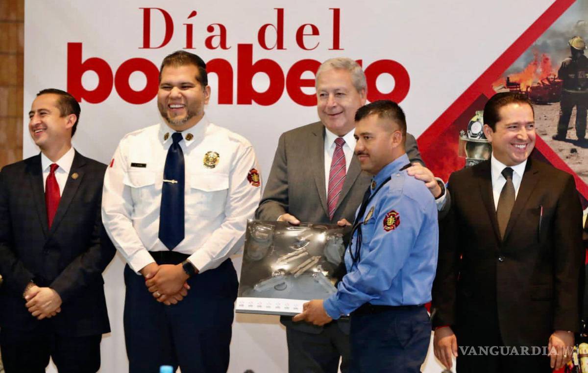 $!Entrega de reconocimientos y estímulos a bomberos con 15, 25, 30 y 40 años de labor.