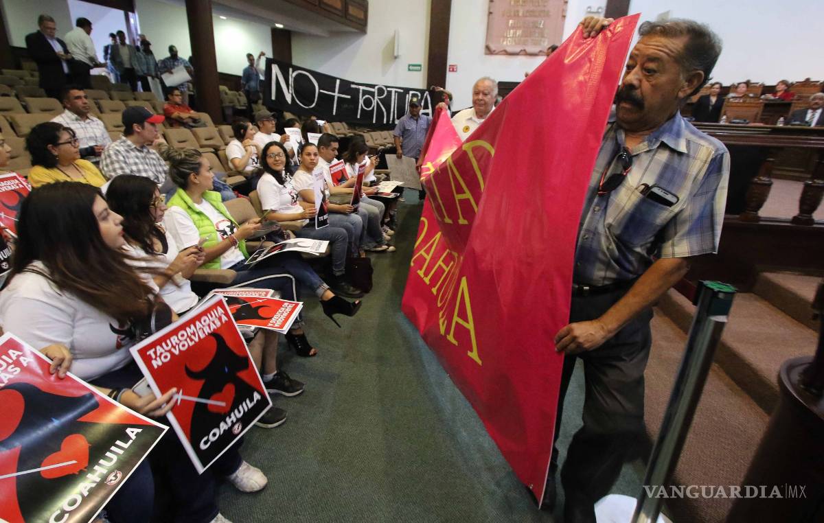 $!Se manifiestan contra la tauromaquia en el Congreso de Coahuila; hay opiniones encontradas