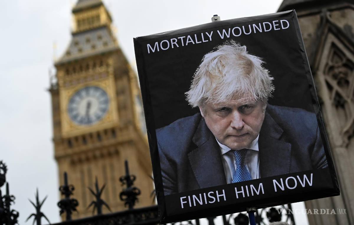$!Un manifestante sostiene una pancarta contra Boris Johnson frente al parlamento en Londres, Gran Bretaña.