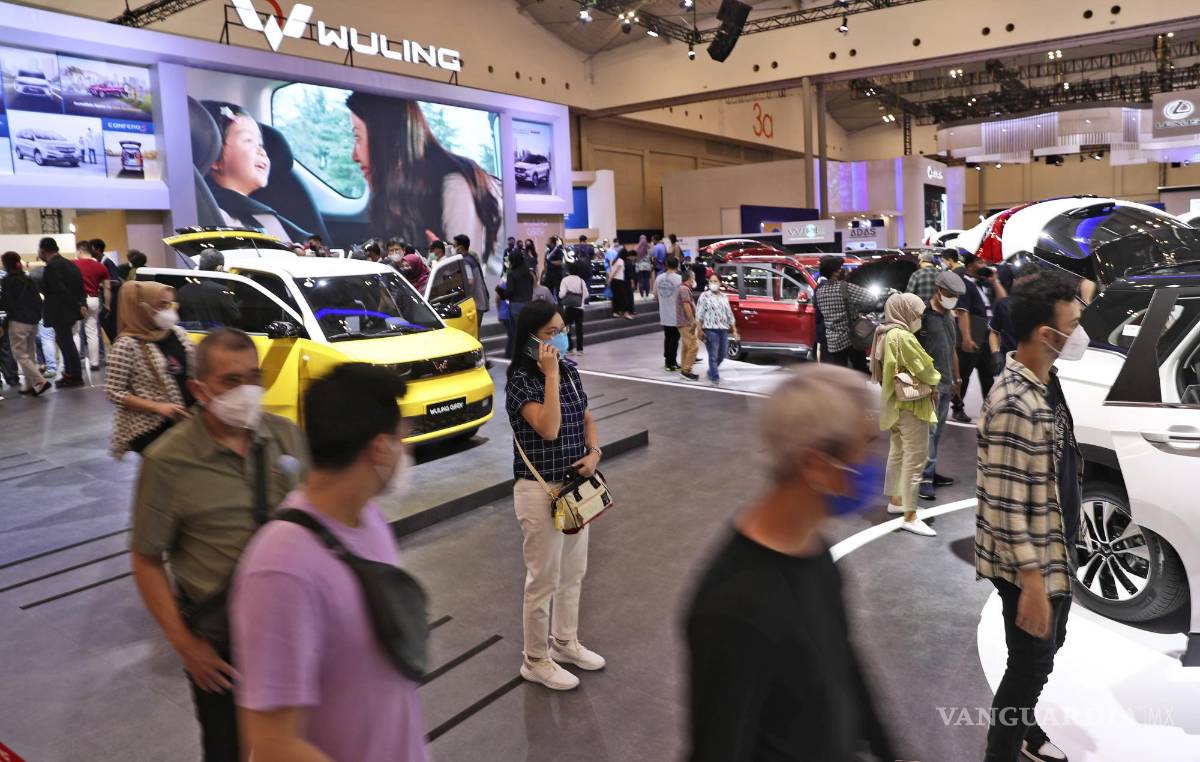 $!Los visitantes acuden en masa a los stands de los fabricantes de automóviles durante un salón del automóvil organizado por la Asociación de Industrias Automotrices de Indonesia (GAIKINDO) y titulado GAIKINDO Indonesia International Auto Show (GIIAS), en Tangerang, Indonesia. AP/Tatan Syuflana